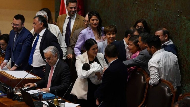 Rechazan moción de censura para sacar a Karol Cariola de la presidencia de la Cámara