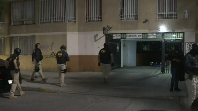 PDI realiza extenso operativo antidrogas en edificio de Barrio Yungay: Allanan 2 departamentos