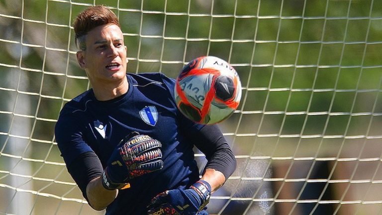 Club uruguayo fue sancionado tras insultos de sus hinchas a jugador que fue investigado de abuso