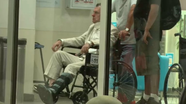 En silla de ruedas y con cuello ortopédico: Así se retiró Aníbal Mosa de la clínica luego de ser agredido en reunión de directorio de Colo Colo