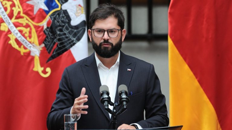 Presidente Boric tendrá que declarar por fallida compra de casa de Salvador Allende