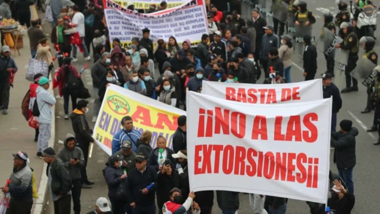 Perú anuncia estado de emergencia en Lima por ola de violencia: Cantante fue asesinado tras extorsión