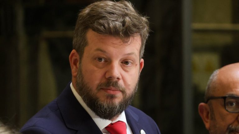 Johannes Kaiser sufrió robo desde su vehículo: Le rompieron un vidrio y sustrajeron su computador