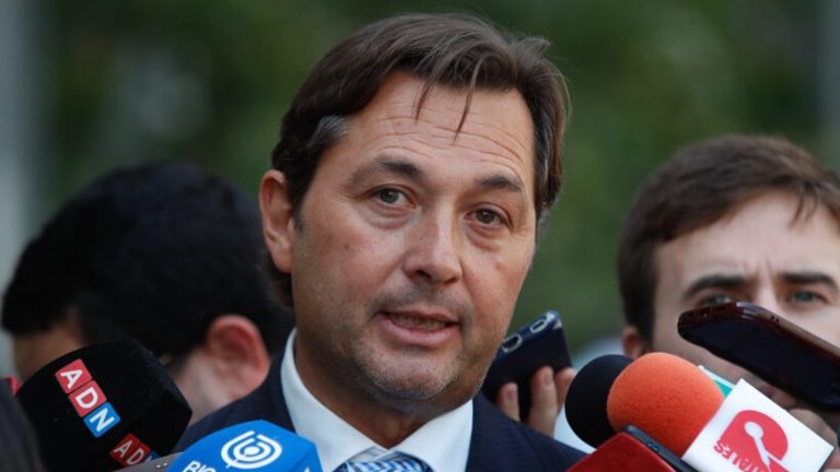 No estará a cargo de fiscal Patricio Cooper: Reasignaron investigación por filtración de chats de Cariola