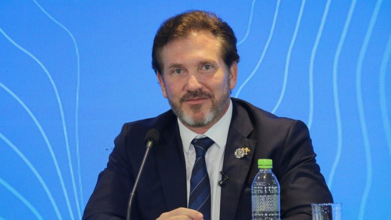 Alejandro Domínguez se disculpó tras comentario de “Tarzán” que generó ruido en Brasil: “Frase popular”