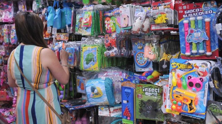 “Son una amenaza”: Exigen medidas al gobierno ante proliferación de malls chinos en Chile