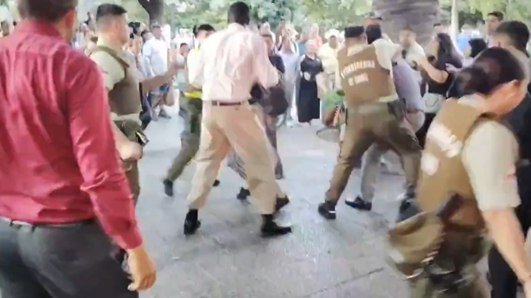 VIDEO | Batalla campal entre evangélicos y carabineros en Plaza de Armas genera caos en centro de Santiago
