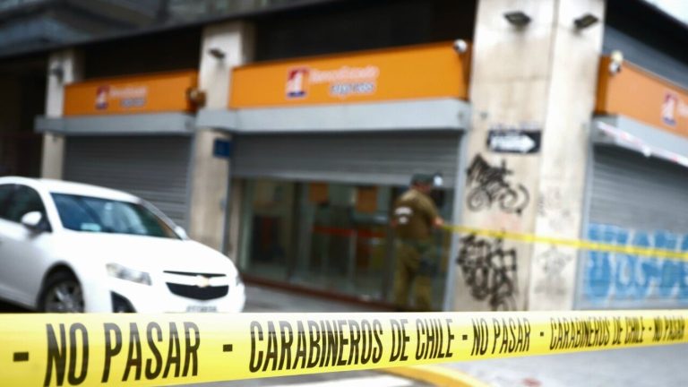 Delincuentes robaron sucursal de banco en Valparaíso: Quemaron vehículo para escapar