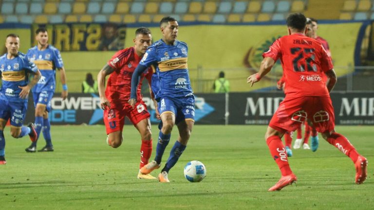 Everton liquida a la U en un polémico partido y logra su primer triunfo del Campeonato