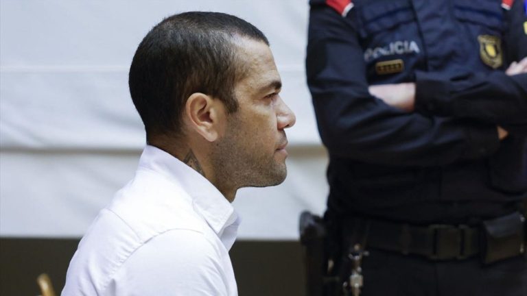 Vuelco en caso Dani Alves: Justicia absuelve al ex futbolista del delito de agresión sexual