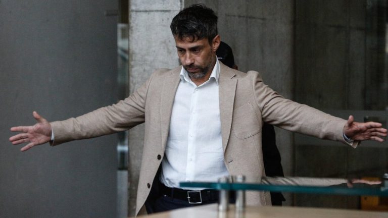 Jorge Valdivia reaparece en público y asiste evento en Santiago con varios cercanos