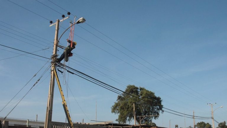 Hombre murió electrocutado tras realizar modificaciones irregulares en poste de luz en Macul