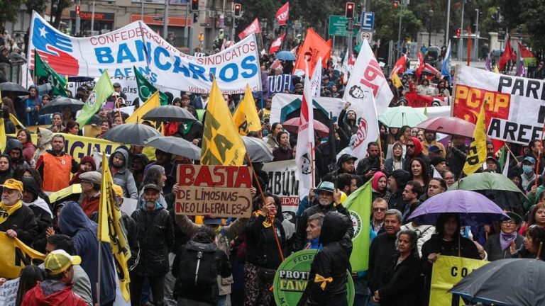 “A derogar la reforma inmoral”: Realizan marcha contra las AFP en Santiago