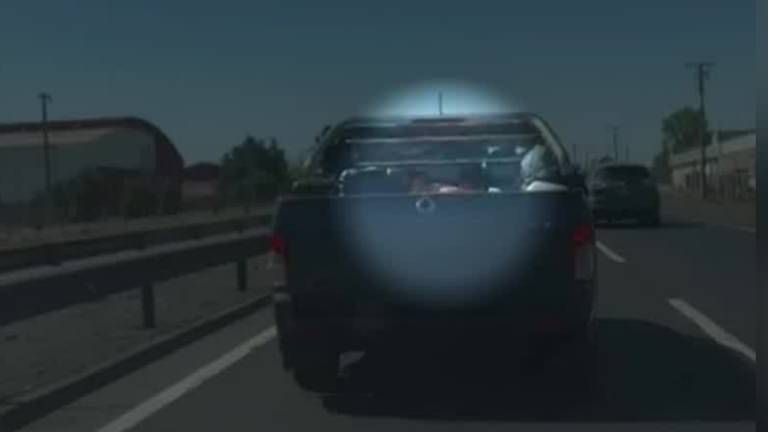 VIDEO | Registran a niños a bordo de pick up de camioneta en plena ruta 5 Sur