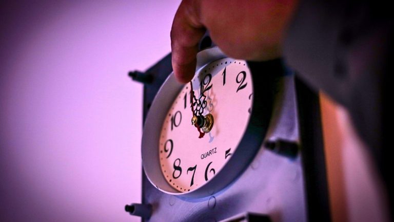 Se viene el cambio de hora en Chile: Lo que debes saber sobre el inminente horario de invierno