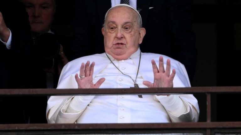 Tras 38 días hospitalizado: Papa Francisco hizo su primera aparición pública