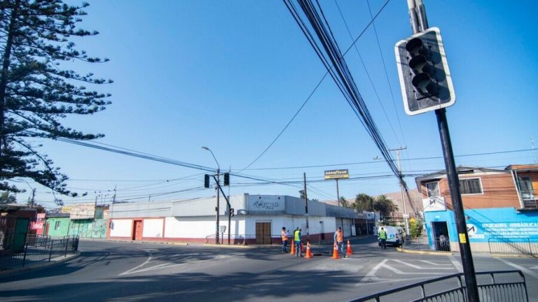 “Incendio bajo la línea” produjo masivos cortes de luz en Valparaíso y la RM