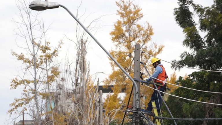Anuncian corte de luz en cinco comunas de la Región Metropolitana para este martes