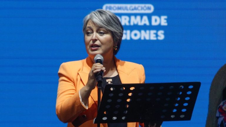 Gobierno promulgó reforma de pensiones con ministra Jara: Chile Vamos acusó “acto de proclamación”