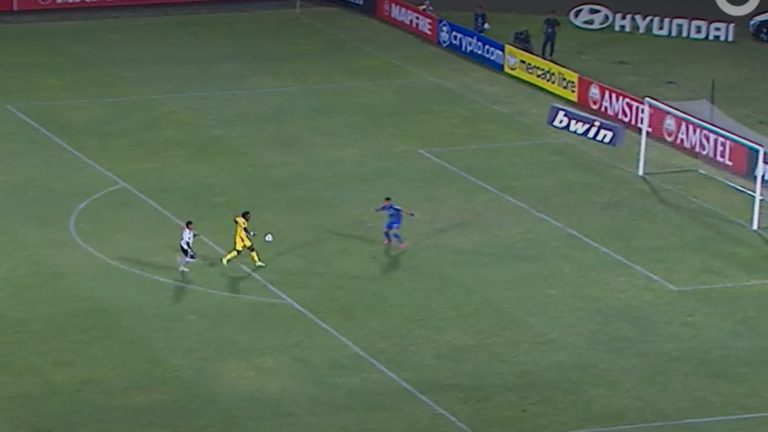 Bucaramanga aprovechó una grosera falla defensiva y anotó tempranamente ante Colo Colo