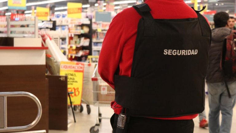Tenía imágenes de pornografía de menores: Guardia de supermercado quedó en prisión por atacar sexualmente a mujeres