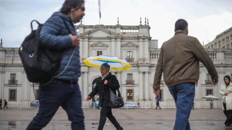 ¿Llueve en Santiago? Sistema frontal avanza hacia el norte y dejará precipitaciones en la región metropolitana
