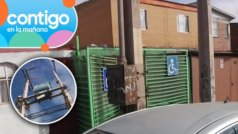 Instalan postes de luz frente al portón de casa en Alto Hospicio: Empresa pide casi $2 millones para sacarlos