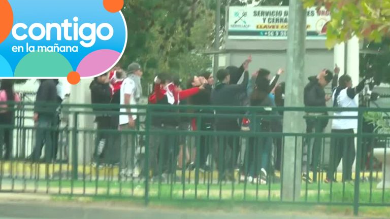 Hinchas de Colo Colo hacen acto de presencia en las afueras del Estadio Monumental