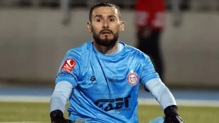 Detienen a Paulo Garcés y otro jugador de San Felipe por agresión en partido con San Luis