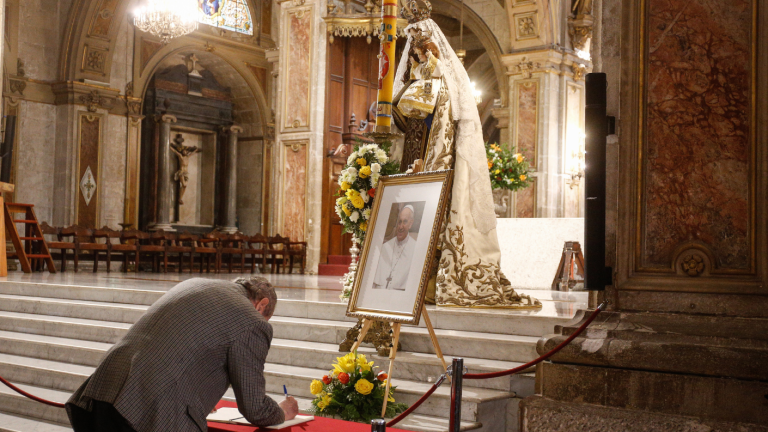Muerte del Papa Francisco: Habilitan libro virtual para dejar condolencias desde Chile