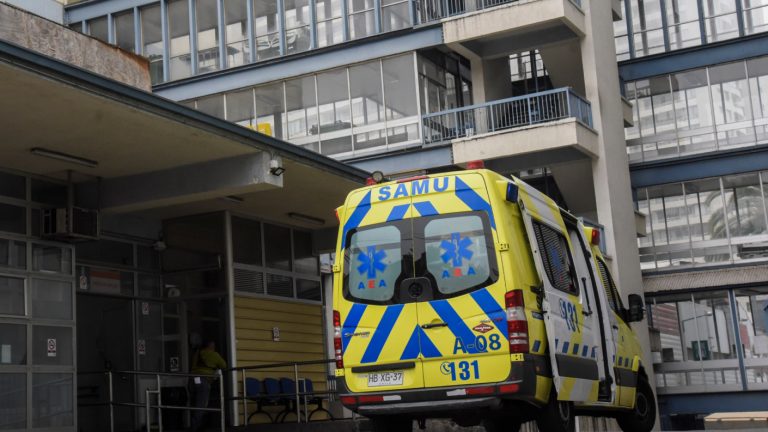 Sujetos irrumpen en ambulancia y apuñalan a mujer que estaba siendo atendida en Limache