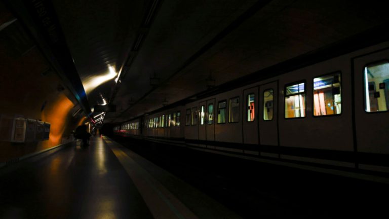 Barajan causas de apagón eléctrico que afectó a España: Ciberataque entre las opciones