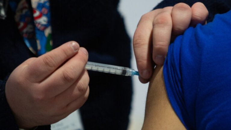 Gratis para grupos objetivos: Busca acá tu vacunatorio más cercano para protegerte de la influenza