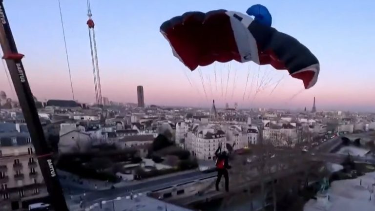 VIDEO | Paracaidista amateur evadió la seguridad y saltó desde la Catedral de Notre-Dame en París
