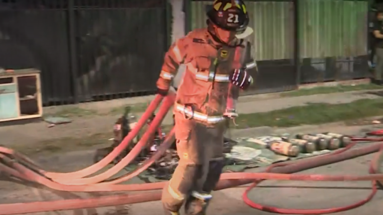 VIDEO | Incendio consumió casa habitada en Renca: Hay personas lesionadas