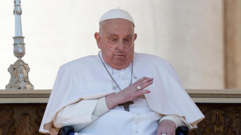 Tras dos semanas aislado: Papa Francisco reapareció con oxígeno y en silla de ruedas