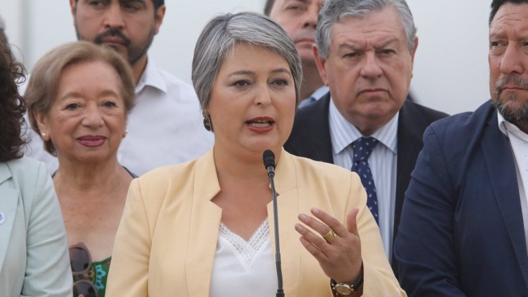 Oposición critica proclamación presidencial de Jeannette Jara y exige su salida del Gobierno