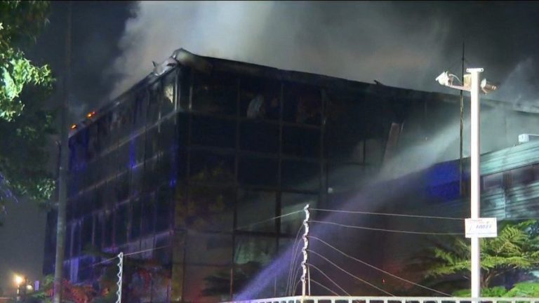Incendio destruyó inmediaciones de radio El Conquistador en Huechuraba