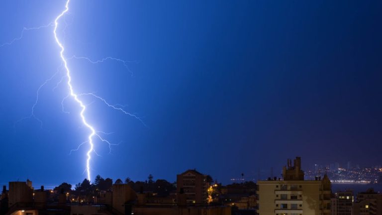 Emiten aviso meterológico por tormentas eléctricas en tres regiones del país