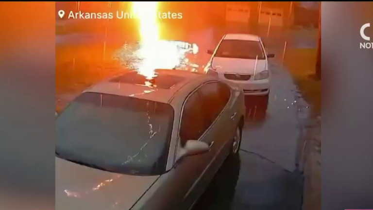 A pocos centimetros: Pareja logró esconderse de la caída de un rayo en plena tormenta