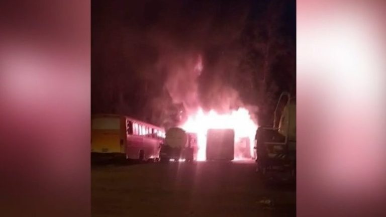 Incendio consumió 7 vehículos municipales en El Monte: Bomberos sospecha intencionalidad