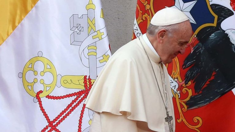 La vez que Francisco defendió a obispo chileno y terminó pidiendo perdón tras indagar abusos