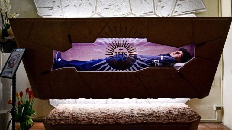 Quién es Carlo Acutis, el santo millennial cuya canonización fue suspendida por la muerte del Papa