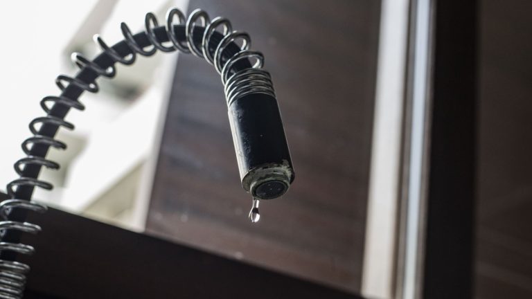 Aguas Andinas anuncia corte de suministro para este martes en comuna de la región Metropolitana