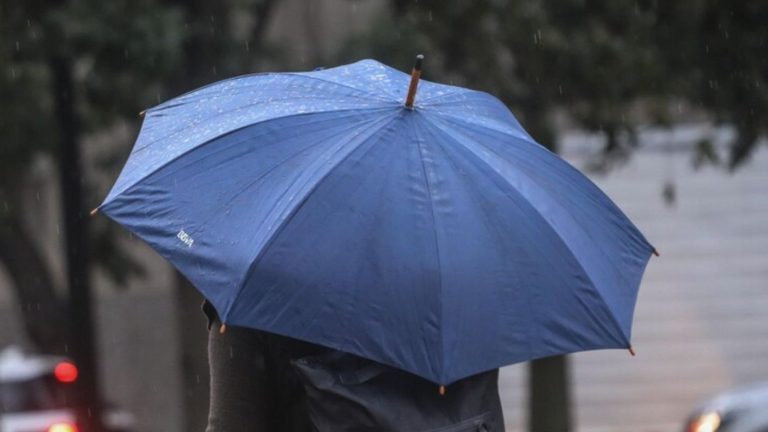 Hoy podría llover en Santiago: Sistema frontal podría dejar chubascos sectorizados en la capital