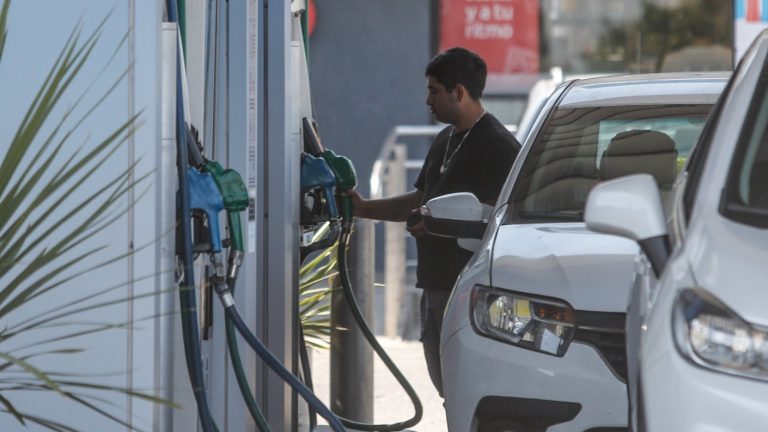 Precio de la bencina sufre importante baja para este jueves 24 de abril: Revisa cuánto caerán los combustibles