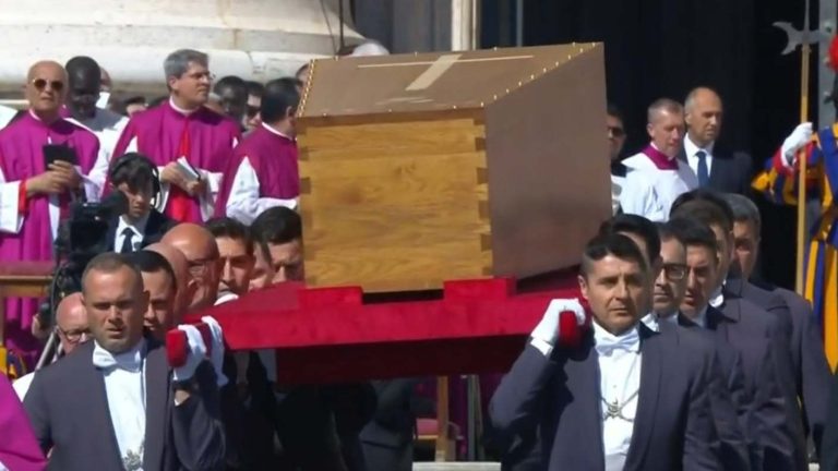 Momento histórico: Así fue la llegada al funeral del féretro del Papa Francisco en Plaza de San Pedro