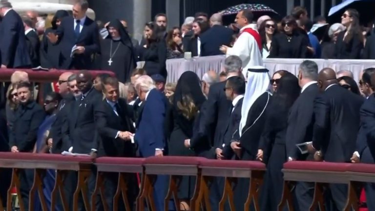 Una postal para la historia: Líderes mundiales hacen el saludo de paz en el funeral del papa Francisco