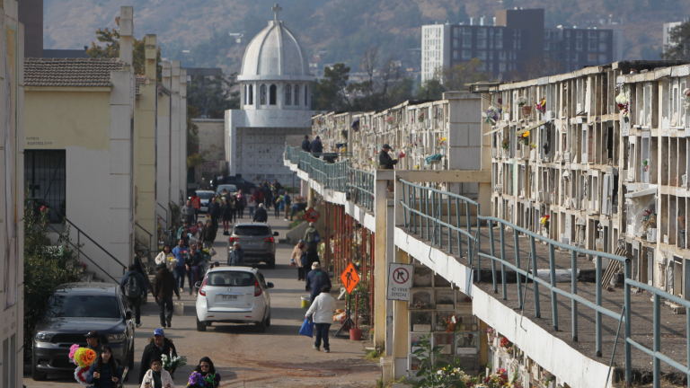 Multan al Cementerio General tras el hallazgo de 1.400 restos humanos en bolsas