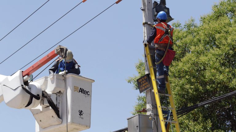 Enel informa corte de luz para este fin de semana largo: Revisa calles afectadas y horarios